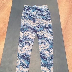 GAIAM cropped ankle legging XS tie die swirl. Excellent condition no peeling